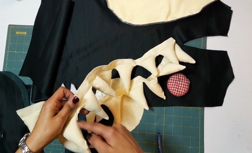 הכנת קוצים לתחפושת דינוזאור