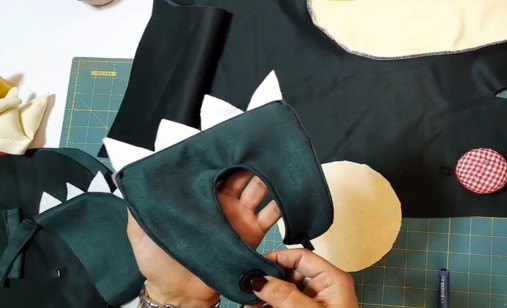 תפירת נעלי דינוזאור עם ציפורניים